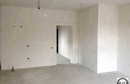 65 mp cu vitrina la strada, in zona Sigma Center