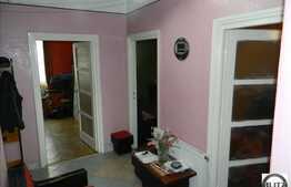 70 mp, 3 camere decomandate in zona strazii Bucuresti. Garaj si boxa!