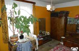 70 mp, 3 camere decomandate in zona strazii Bucuresti. Garaj si boxa!