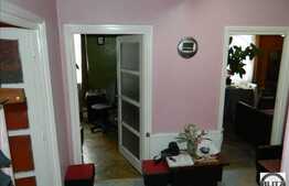 70 mp, 3 camere decomandate in zona strazii Bucuresti. Garaj si boxa!