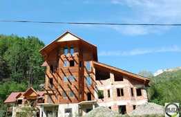 Pensiune turistica la rosu, 16 camere, 1100 mp, teren 3559 mp, zona linistita!