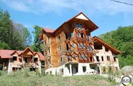 Pensiune turistica la rosu, 16 camere, 1100 mp, teren 3559 mp, zona linistita!