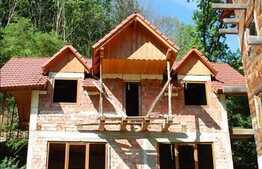 Pensiune turistica la rosu, 16 camere, 1100 mp, teren 3559 mp, zona linistita!