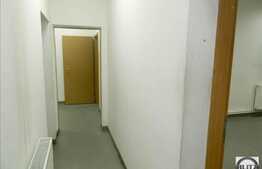 Spatiu comercial in zona cu magazine si trafic pietonal bun! Vitrina 5 ml !