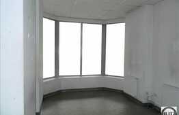 Spatiu comercial in zona cu magazine si trafic pietonal bun! Vitrina 5 ml !