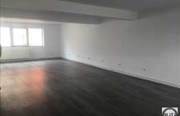 Imobil la strada cu locuri de parcare pentru sediu companie