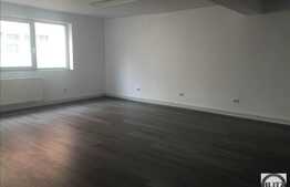 Imobil la strada cu locuri de parcare pentru sediu companie