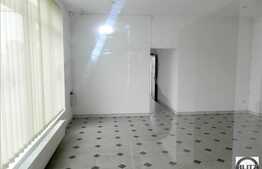 60 mp cu vitrina de 5 ml si acces din strada, finisat modern