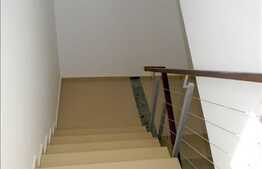 Apartament de vanzare cu 3 camere, decomandat, garaj inclus in pret.