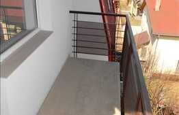 Apartament de vanzare cu 3 camere, decomandat, garaj inclus in pret.