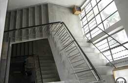 Spatiu din marasti pentru depozitare sau productie usoara. Lift de marfa!