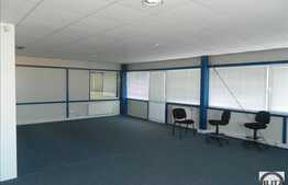 400 mp, Hala, showroom, birouri si un teren 2200 mp betonat. Acces tir