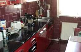 4 camere decomandate, 70 mp in zona hotel Royal. Loc de parcare si boxa incluse