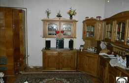 Apartament de vanzare cu 2 camere, curte comuna, zona Facultatii de Litere