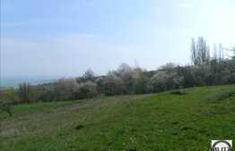 Teren de vanzare 1100 mp, front 25 ml, cu priveliste deosebita, POT 35 % CUT 0.9