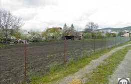 Teren de vanzare 1700 mp, front 21 ml, apa + canalizare la front, zona linistita