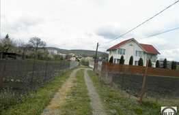 Teren de vanzare 1700 mp, front 21 ml, apa + canalizare la front, zona linistita