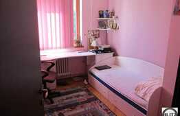 De vanzare 72 mp, 4 camere decomandate, zona Hotel Royal. Loc de parcare inclus