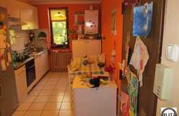 De vanzare 72 mp, 4 camere decomandate, zona Hotel Royal. Loc de parcare inclus