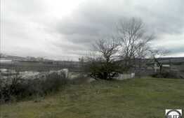 Teren de vanzare 1400 mp, cu front de 20 ml, POT 30 % CUT 0.9