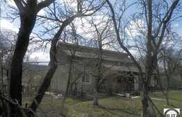 Teren de vanzare, cu casa demolabila, 700 mp, utilitati la front!