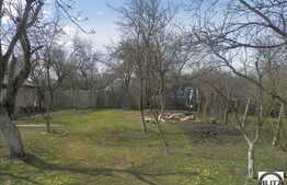 Teren de vanzare, cu casa demolabila, 700 mp, utilitati la front!