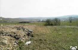 Teren de vanzare 525 mp, cu front 30 ml, apa la front