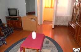 Apartament cu 3 camere de vanzare, semidecomandat, izolat interior si exterior