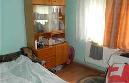 Apartament cu 3 camere de vanzare, semidecomandat, izolat interior si exterior