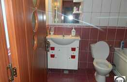 Apartament cu 3 camere de vanzare, semidecomandat, izolat interior si exterior