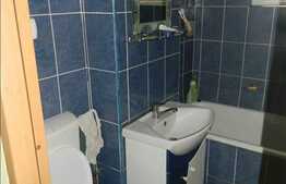 Apartament cu 3 camere de vanzare, semidecomandat, izolat interior si exterior