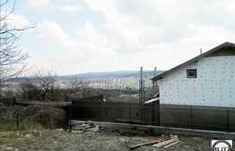 Teren de vanzare 600 mp, front 25 ml, zona linistita de case, cu panorama