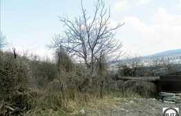 Teren de vanzare 600 mp, front 25 ml, zona linistita de case, cu panorama