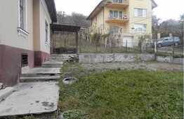 Teren 2500 mp + casa renovabila de 180 mp, 2 fronturi stradale, zona linistita!