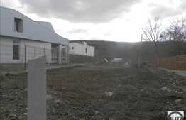 Teren de vanzare 463 mp, utilitati la front, zona linistita de case!