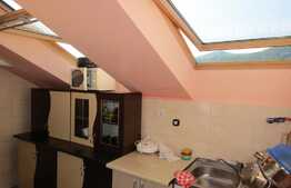 De vanzare mansarda 2 camere, 56 mp, parcare, zona strazii Florilor!