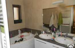 Vanzare 2 camere, 47 mp! Garaj! Complet mobilat! A.C! Zona strazii Stejarului!