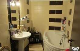 Vanzare 2 camere, 55 mp, decomandat, zona strazii Eroilor! Cu parcare!