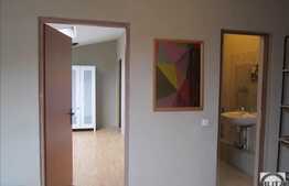 De vanzare apartament 3 camere, 75 mp, gradina comuna, zona centrala