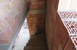 Casa la rosu de vanzare, 290 mp, cu teren de 800 mp, zona linistita!