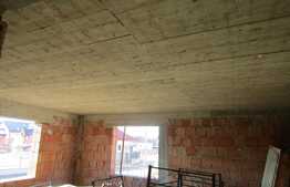 Casa la rosu de vanzare, 290 mp, cu teren de 800 mp, zona linistita!