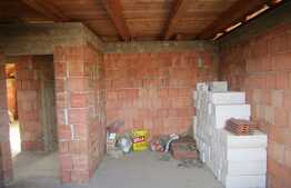 Casa la rosu de vanzare, 290 mp, cu teren de 800 mp, zona linistita!