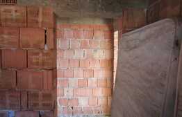 Casa la rosu de vanzare, 290 mp, cu teren de 800 mp, zona linistita!