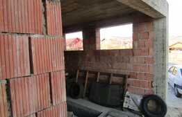 Casa la rosu de vanzare, 290 mp, cu teren de 800 mp, zona linistita!