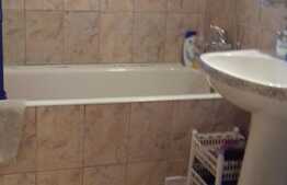 Vanzare apartament 3 camere, 72 mp, 2 garaje, boxa, zona strazii Parang