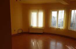 Casa individuala, 300 mp, curte de 400 mp, zona linistita! Locuri de parcare incluse