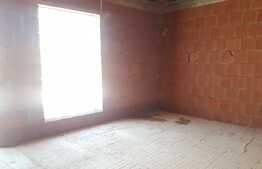 Casa la rosu de vanzare, 184 mp, cu teren de 704 mp, zona linistita!