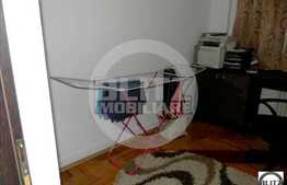 Apartament cu 3 camere de vanzare, decomandat, in imobil izolat