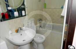 Apartament cu 3 camere de vanzare, decomandat, in imobil izolat