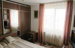 Apartament 3 camere, 69 mp, decomandat, 2 boxe la subsol, zona Hotel Royal